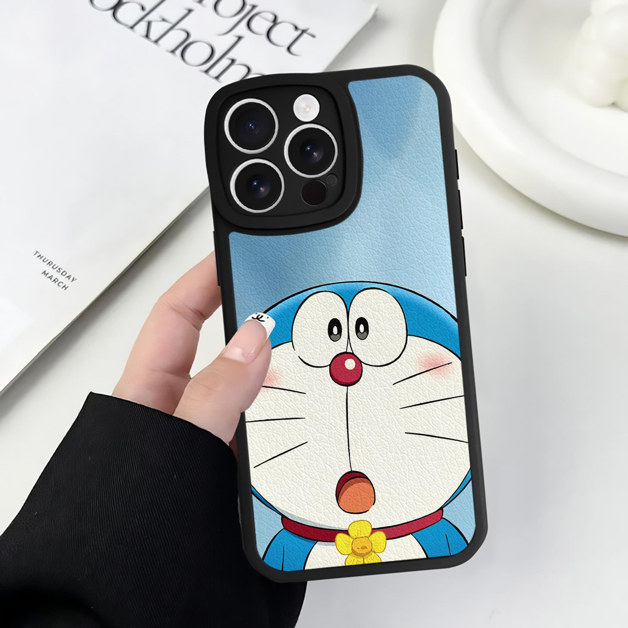 （画像用） ドラえもん Doraemon 【iPhone 16シリーズ対応】シリコンスマホケース（レザー調） 材質：シリコン